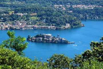 la romanticissima isola di san giulio in una bellissima giornata d'agosto
