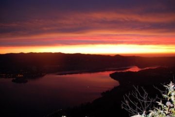 un bellissimo tramonto sul romanticissimo lago d'Orta visto dall'incantevole balcone del cusio