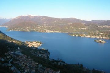 Vista Panormanica Lago d'Orta, ai piedi Comune di Pella e Mottarone sullo sfondo