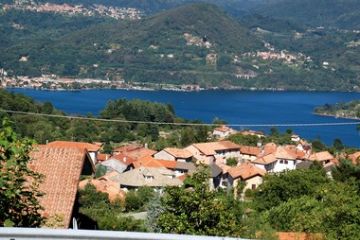 Vista della frazione di Centonara e della zona oltre il lago d'Orta