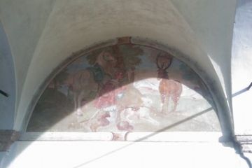 L'affresco raffigurante San Remigio sotto il portico dell'oratorio